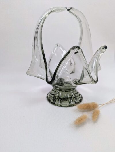 Photophore sculptural en verre soufflé gris transparent avec anses courbées et socle strié