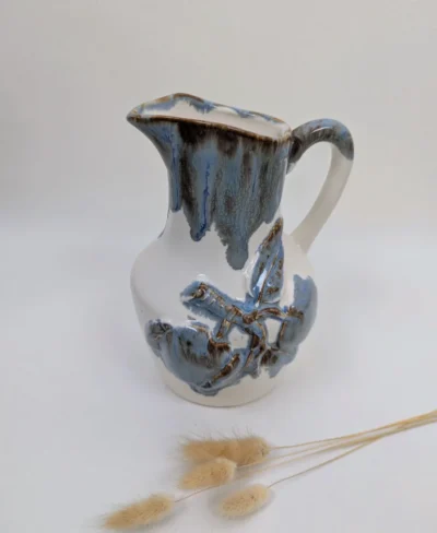 Broc en céramique blanc et bleu signé Rhoda