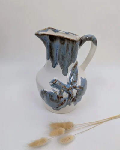 Broc en céramique blanc et bleu signé Rhoda