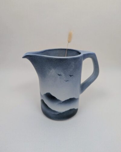 Pichet ancien Virebent en céramique décor bleu par Claire Debril, épi d’herbe