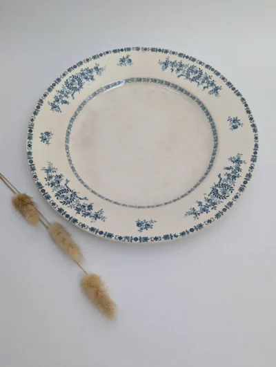 Grand plat ancien Terre de fer décor floral bleu guirlandes fleurs Villa Brieg vaisselle vintage