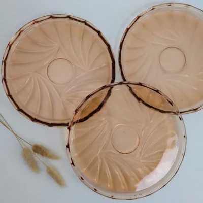 Trio de plateaux en verre moulé rose style Art Déco