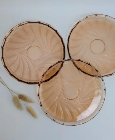 Trio de plateaux en verre moulé rose style Art Déco