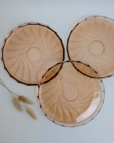 Trio de plateaux en verre moulé rose style Art Déco