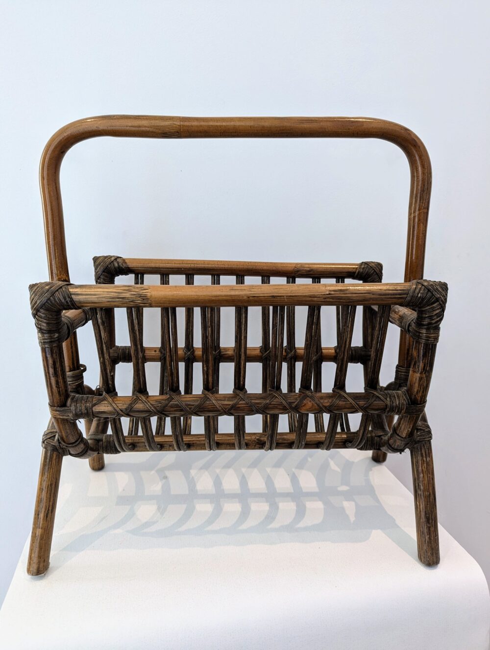 Porte revue en bois et rotin vintage