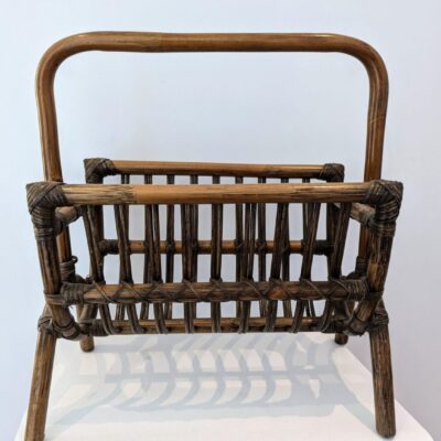 Porte revue en bois et rotin vintage