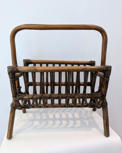 Porte revue en bois et rotin vintage