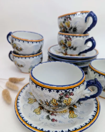 Tasse et soucoupe anciennes Henriot Quimper décor breton peint à la main