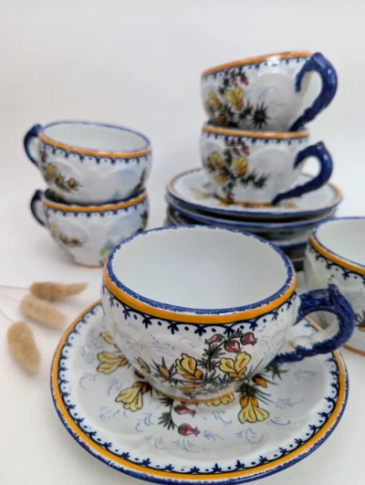 Tasse et soucoupe anciennes Henriot Quimper décor breton peint à la main