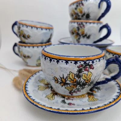 Tasse à café bretonne Henriot Quimper avec scène traditionnelle peinte à la main