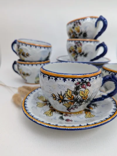Tasse à café bretonne Henriot Quimper avec scène traditionnelle peinte à la main