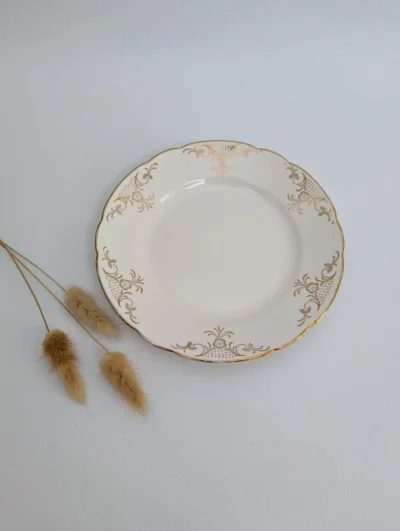 Assiettes à dessert Villeroy & Boch avec décor floral bleu et jaune, frise de fleurs et panier central