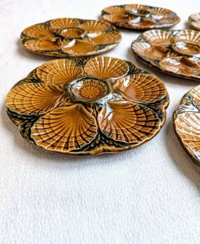 Assiettes à huitres vintage en barbotine signées Sarreguemines France