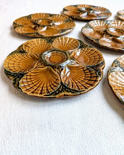 Assiettes à huitres vintage en barbotine signées Sarreguemines France