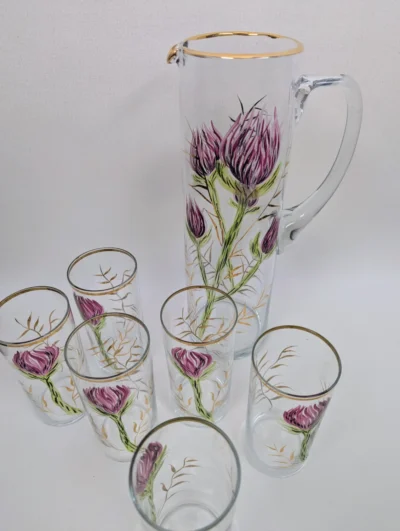 Carafe et verres hauts en verre transparent décorés de chardons violets peints à la main et liseré doré