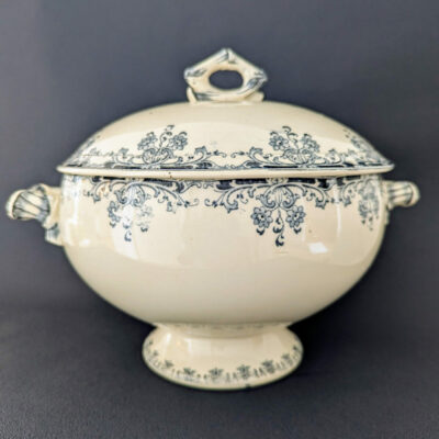 soupière ancienne terre de fer modèle Mignon de Sarreguemines, couleur crème avec motifs floraux bleus