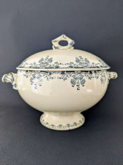 Soupière ancienne en Terre de Fer Sarreguemines modèle Mignon, décor floral bleu et gris, faïence fine XIXe siècle.