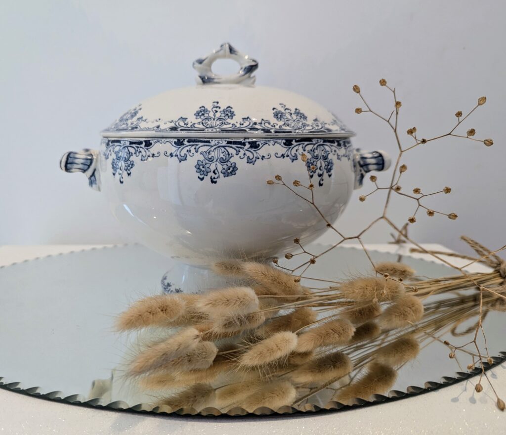 Assiette et soupière ancienne en Terre de Fer avec estampille de manufacture française.