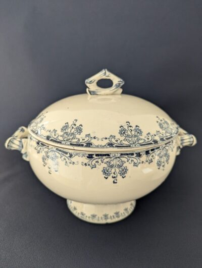Soupière ancienne en faïence Terre de Fer Sarreguemines modèle Mignon avec décor floral bleu et anses travaillées
