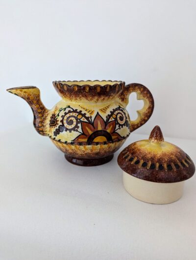 Théière ancienne en céramique signée Fouillen Quimper aux tons jaune et brun avec motifs floraux et celtiques stylisés.
