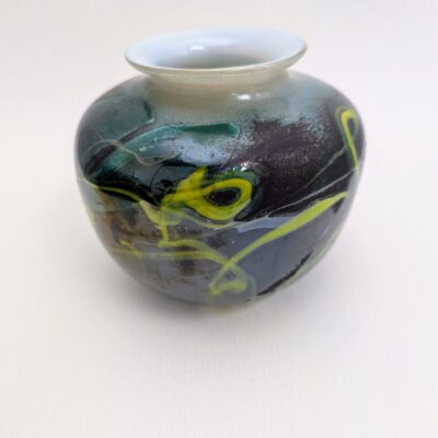 Vase en verre soufflé aux nuances de verts signé A.Petrovski