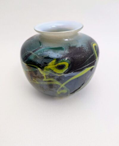 Vase en verre soufflé aux nuances de verts signé A.Petrovski