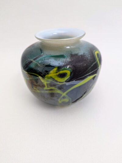Vase en verre soufflé aux nuances de verts signé A.Petrovski