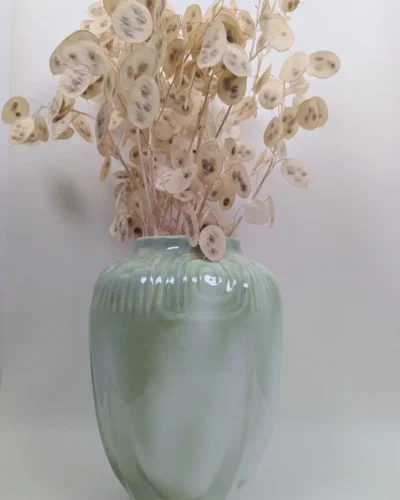 Vase en barbotine céramique style Art Nouveau vert tendre décor naturel vintage.