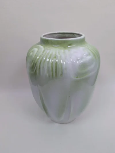 Vase Art Nouveau vert en barbotine à motifs végétaux
