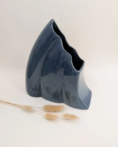 Vase en céramique bleu forme originale et design