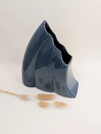 Vase en céramique bleu forme originale et design