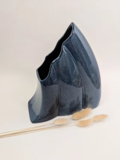 Vase vintage céramique émaillée bleu nuancé forme boule Villa Brieg décoration intérieure artisanale
