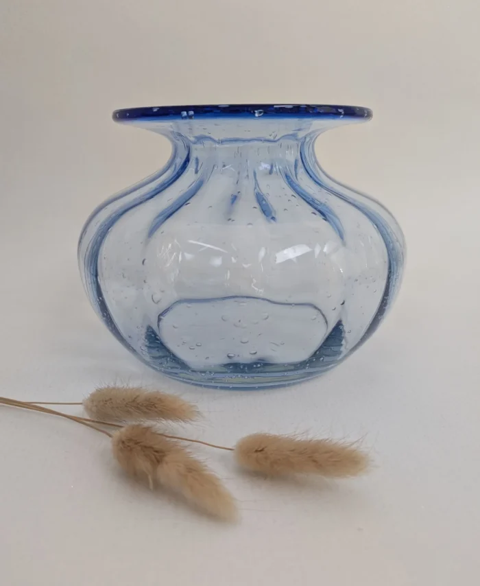 Vase en verre soufflé bleu forme de boule