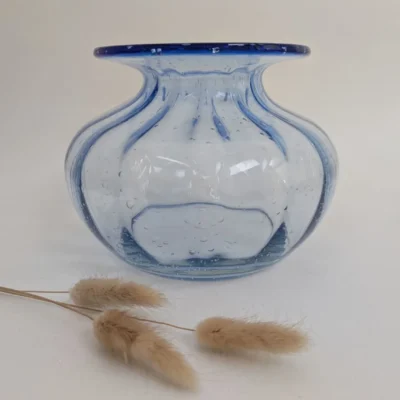 Vase en verre soufflé bleu forme de boule