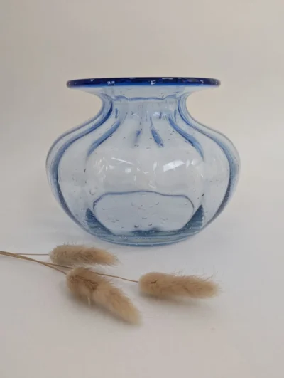 Vase boule en verre soufflé bleu bullé artisanat vintage Villa Brieg