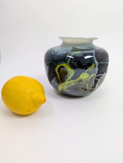 Vase contemporain en verre soufflé ambré et transparent avec bulles d'air et signature gravée Andrii Petrovskyi