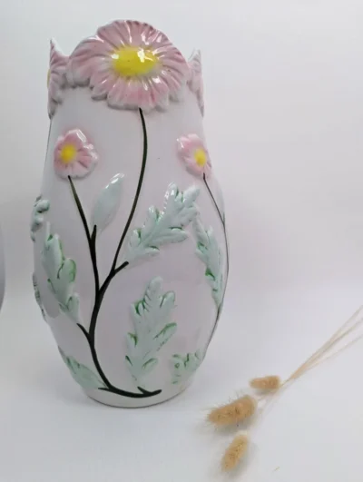 Vase vintage en céramique barbotine avec fleurs roses et feuilles vertes sculptées en relief