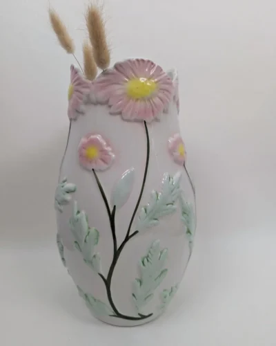 Vase en barbotine céramique style rétro fleuri couleurs pastel rose et vert vintage.