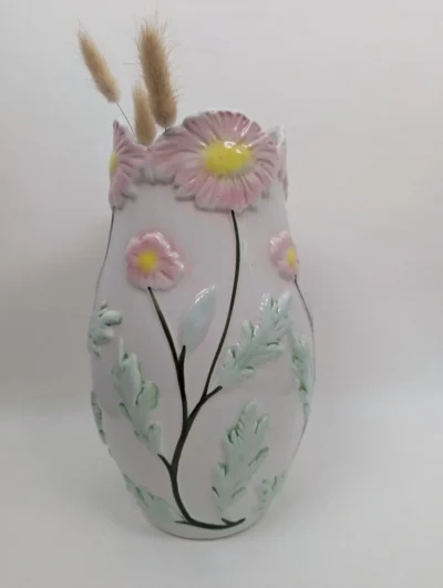 Vase en barbotine céramique style rétro fleuri couleurs pastel rose et vert vintage.