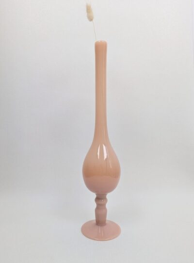 Grand vase en opaline rose vintage de 37 cm, silhouette élancée rose poudré satiné, style milieu du XXe siècle.