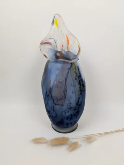 Grand vase vintage en pâte de verre bleu soufflé à la bouche, nuances ambrées et orangées, pièce artisanale de 34,5 cm avec inclusions de bulles d'air.
