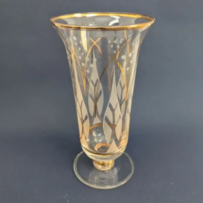 Vase en verre gravé avec rehauts dorés sur pied