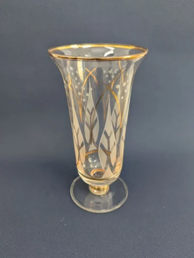 Vase vintage sur pied en verre évasé décor givré aux motifs végétaux et filets dorés, contenant floral rétro chic pour bouquets à tiges longues.