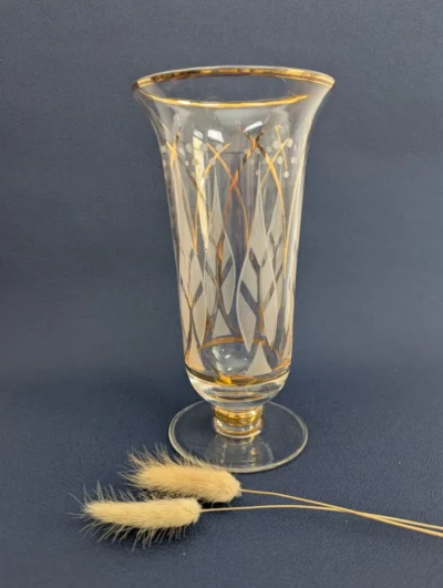 Vase sur pied en verre transparent avec motifs géométriques sablés et filets dorés, style milieu du siècle (Mid-Century).