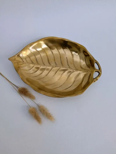 Vide-poche vintage en laiton doré forme feuille stylisée décoration chic - Villa Brieg
