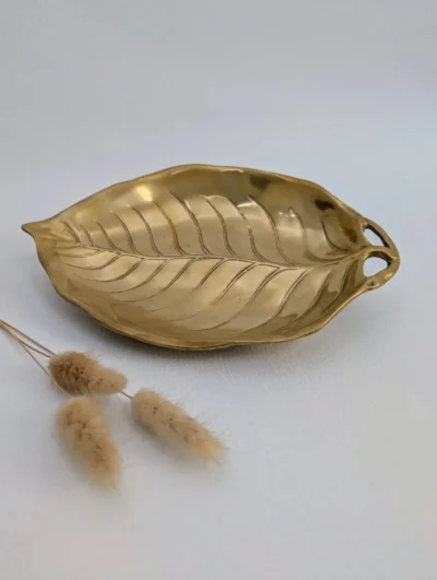 Vide-poche ancien en laiton doré forme feuille de vigne Villa Brieg décoration vintage chic