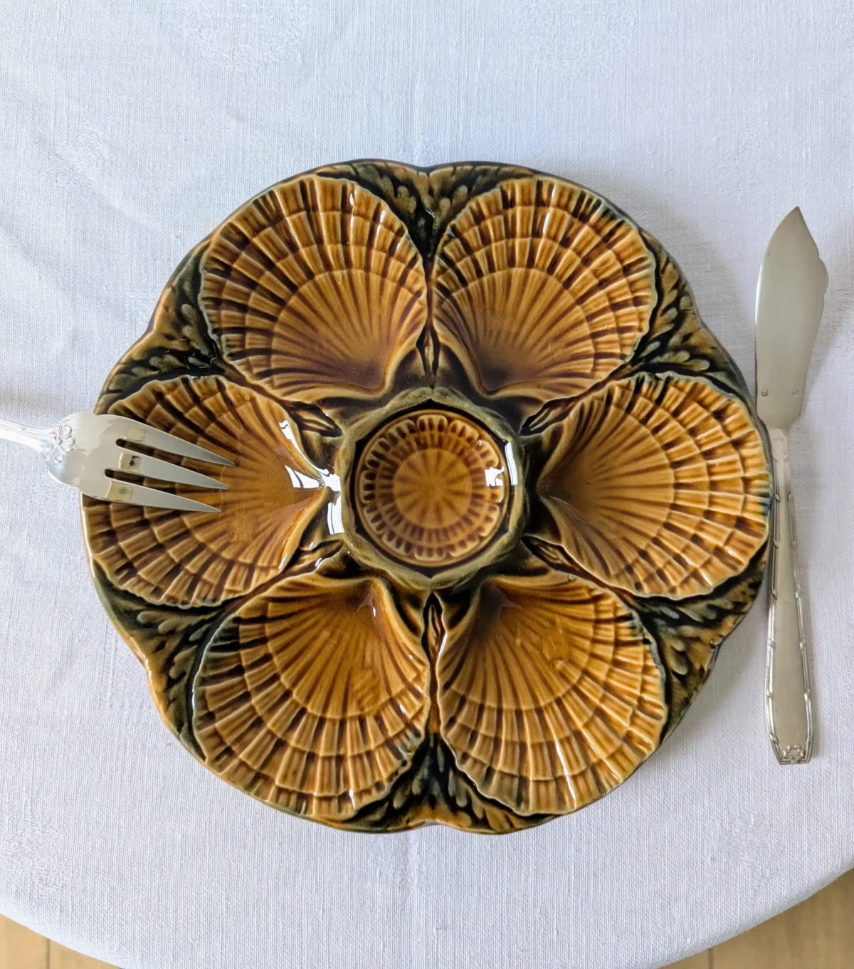 Assiettes à huîtres anciennes Sarreguemines barbotine majolique marron et vert