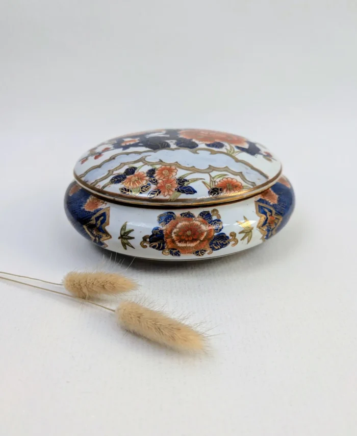 Grande boite ronde en porcelaine de chine, décors asiatiques