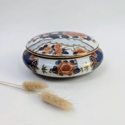 Grande boite ronde en porcelaine de chine, décors asiatiques