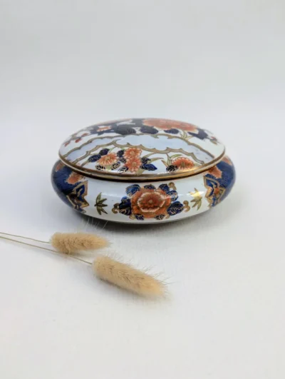 Grande boîte ronde ancienne en porcelaine de Chine à décors asiatiques, vue de côté